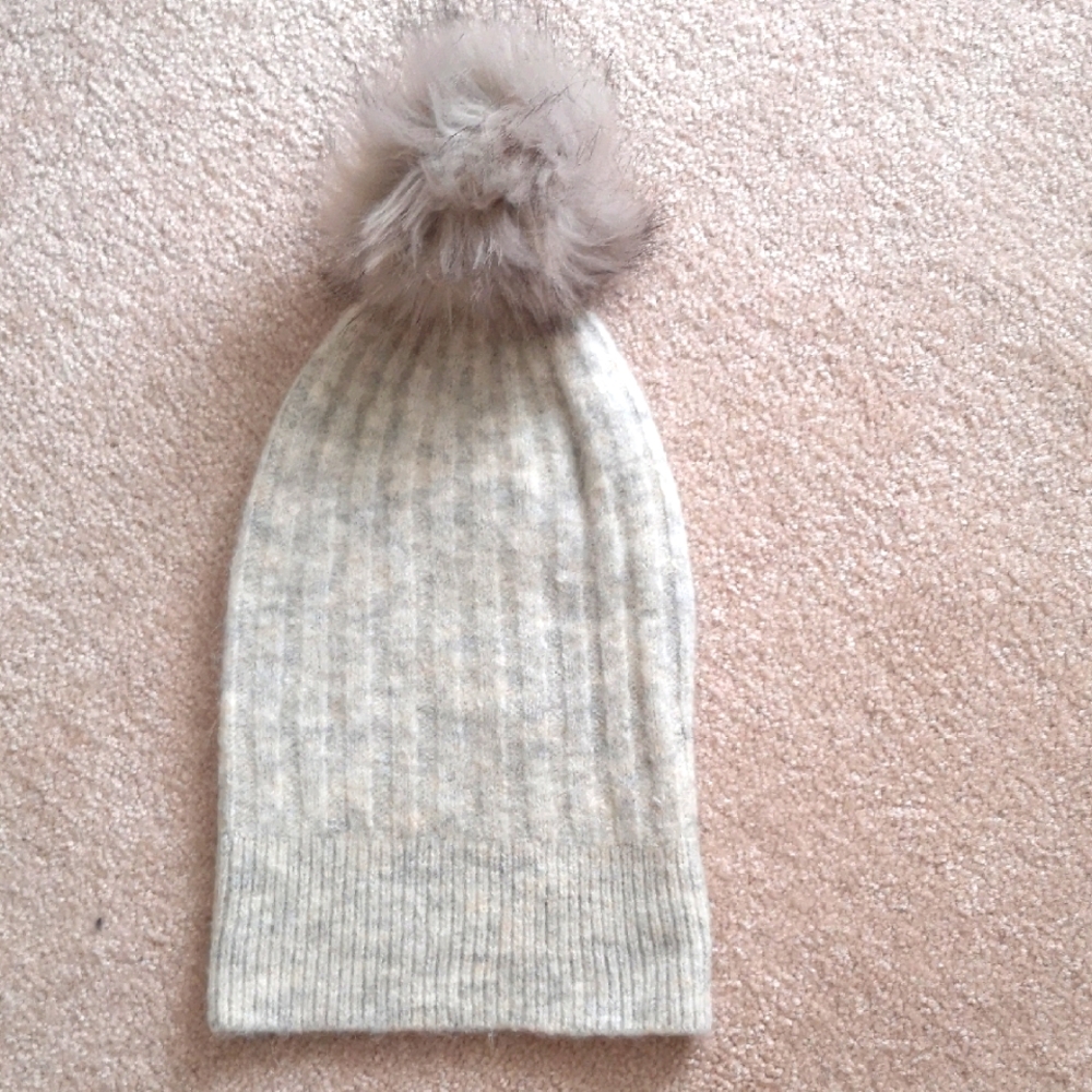 Cozy light grey Knit Beanie with Pom Pom